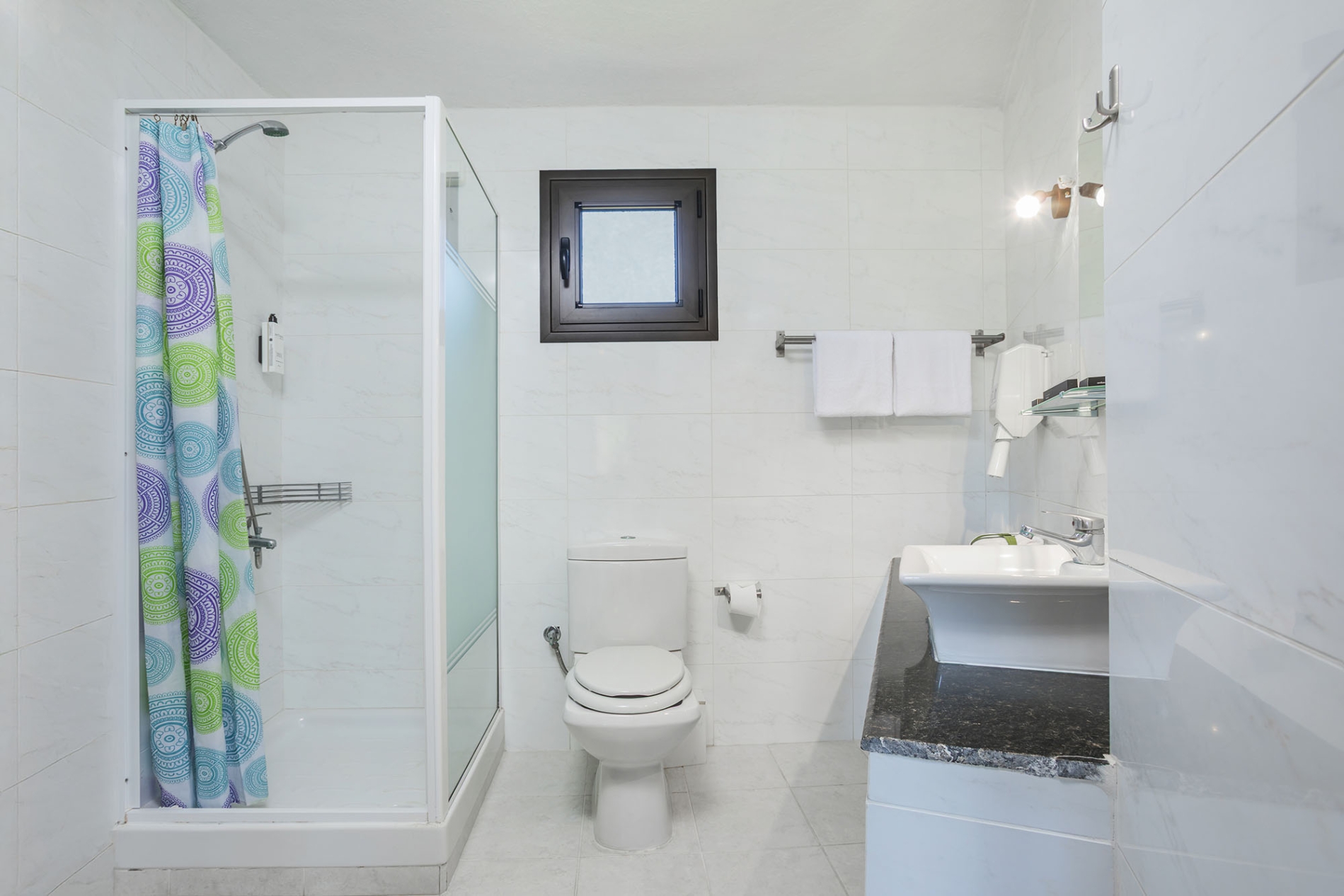 Tiara Holidays - Ohana Hotel - Family Room Split level - kupatilo